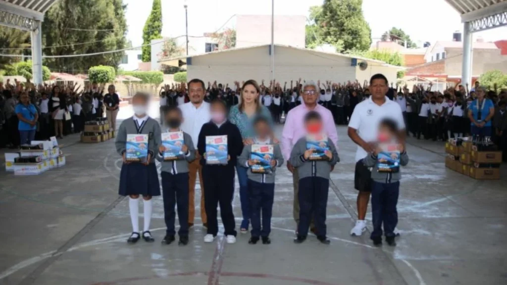 Paola Angon continúa entregas de guías para fortalecer la educación en primarias de las juntas auxiliares.