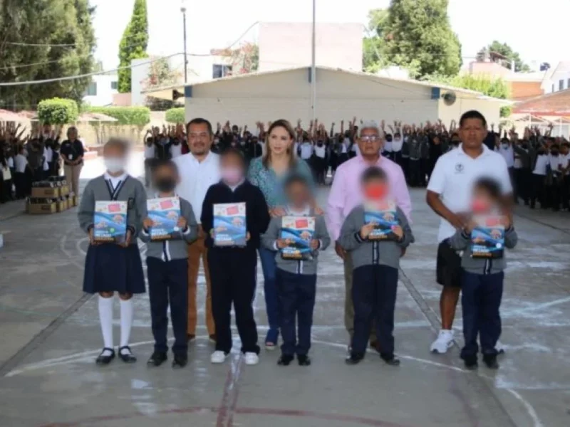 Paola Angon continúa entregas de guías para fortalecer la educación en primarias de las juntas auxiliares.