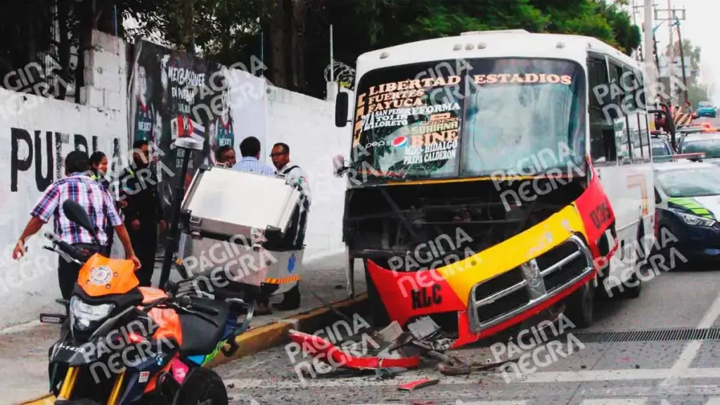 Choque entre dos rutas de transporte público dejó 20 heridos en Puebla.