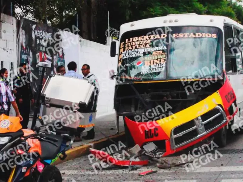Choque entre dos rutas de transporte público dejó 20 heridos en Puebla.