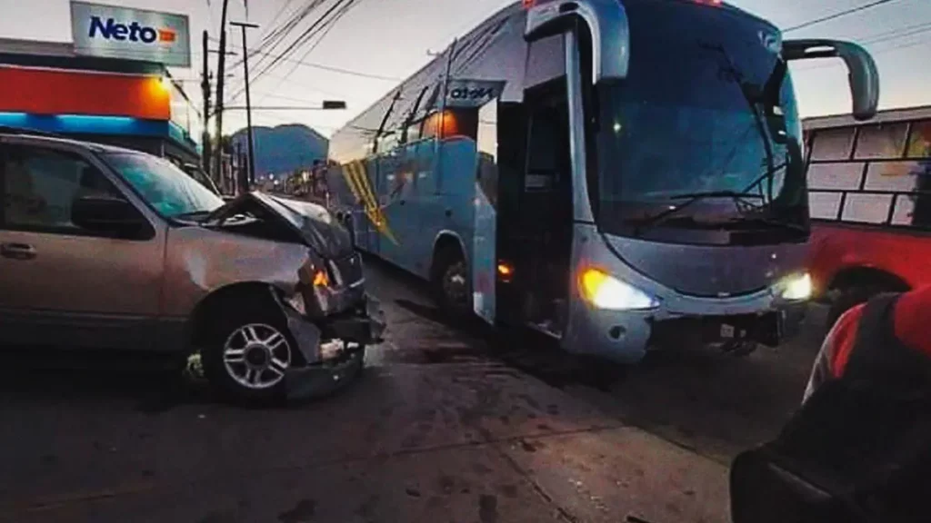 Un herido y daños materiales tras accidente vehicular en Acajete.