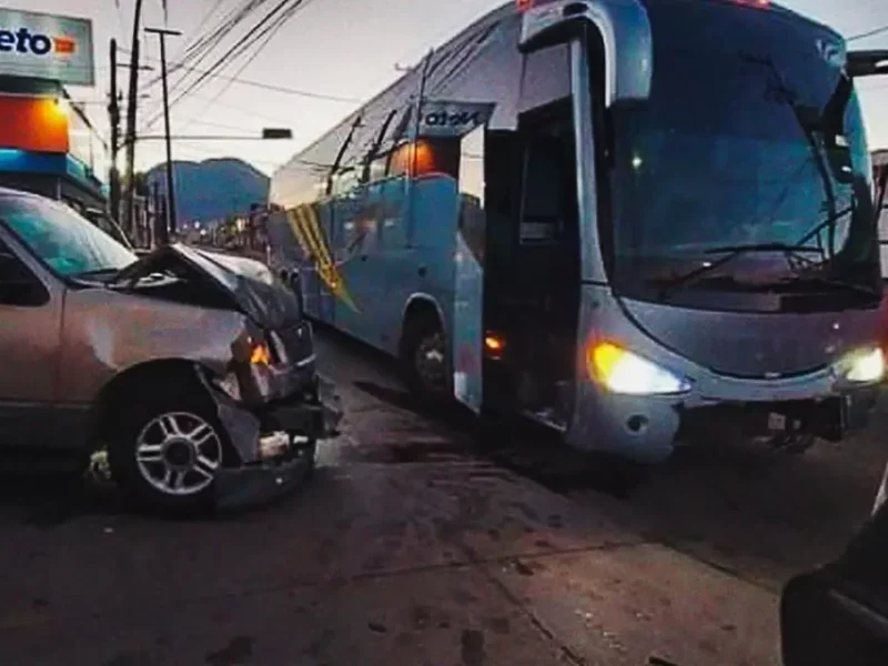 Un herido y daños materiales tras accidente vehicular en Acajete.