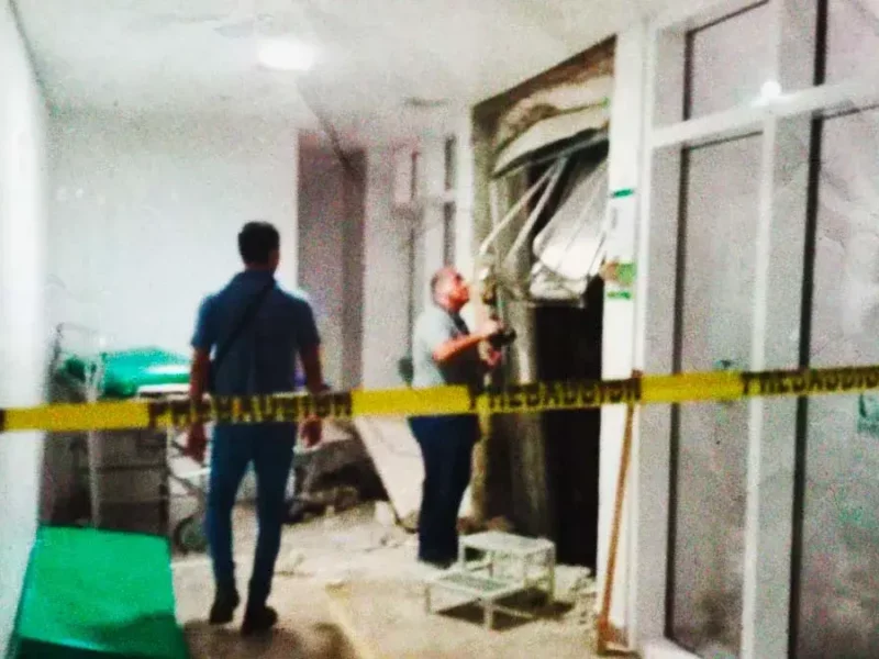 Niña de 6 años muere prensada en elevador del IMSS en Playa del Carmen.