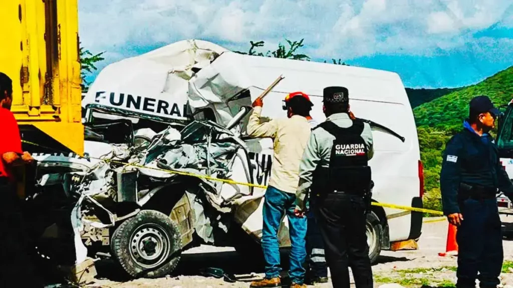 Conductor de carroza fúnebre muere en accidente carretero en Izúcar de Matamoros