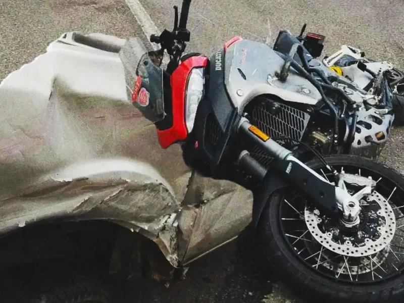 Choca con su moto Ducati contra una camioneta y muere en Texmelucan