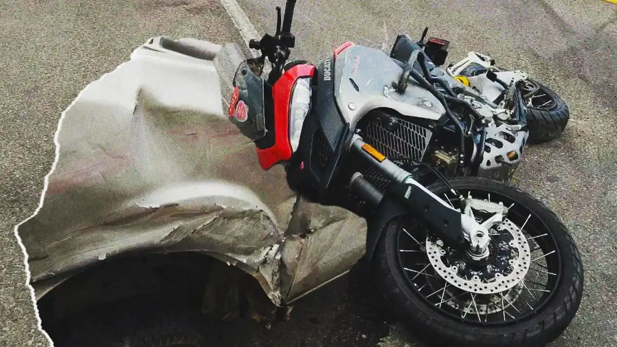 Choca con su moto Ducati contra una camioneta y muere en Texmelucan