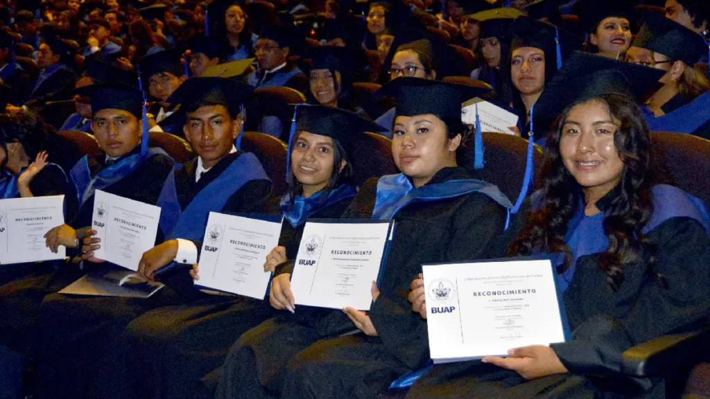 Se gradúan alumnos de la Preparatoria Alfonso Calderón Moreno y del Complejo Regional Centro