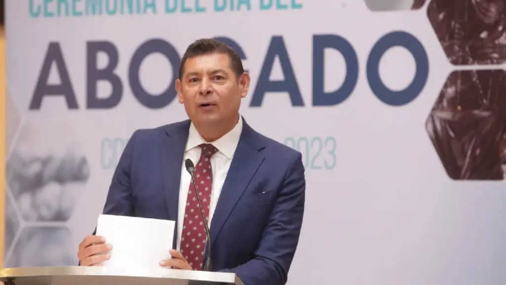 Alejandro Armenta llama a revalorar el papel de las y los juristas en la procuración e impartición de justicia