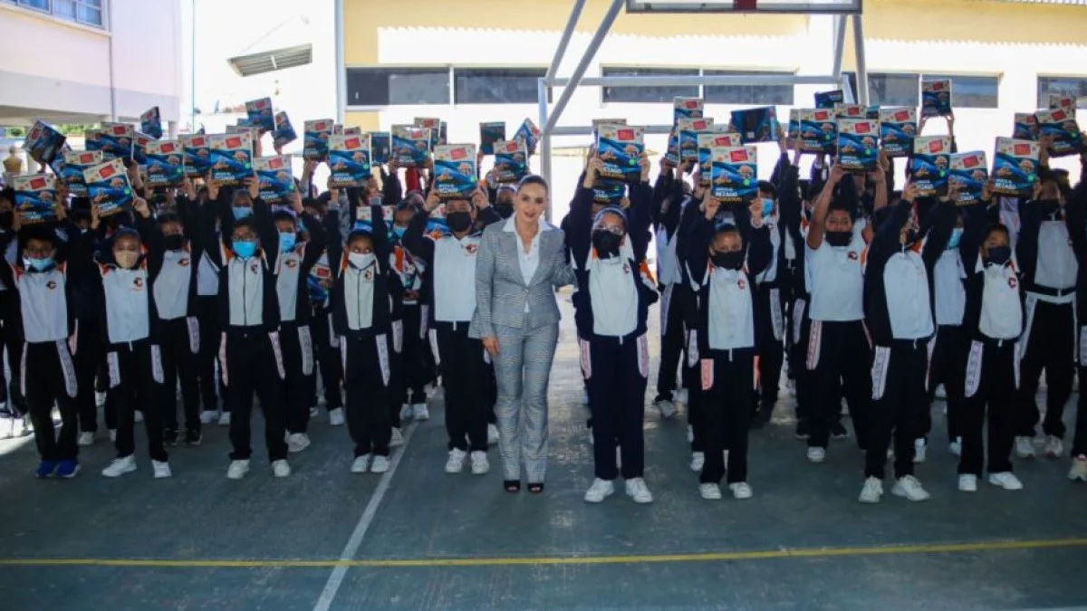 A todas las instituciones públicas de educación básica les fueron entregados un porcentaje adicional de los paquetes de guías de estudio.