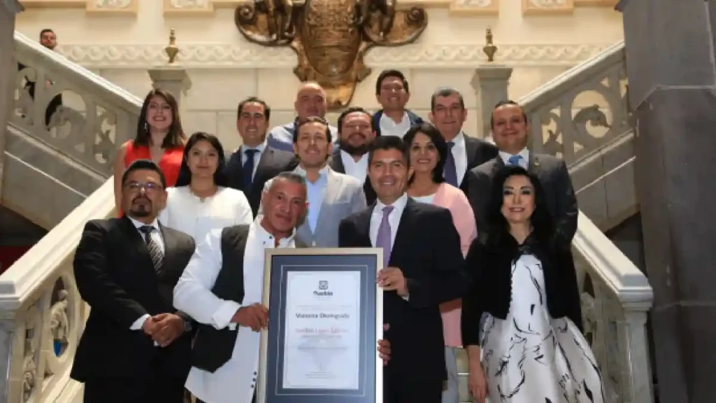 Ayuntamiento de Puebla reconoce a Leo Flores como "Visitante Distinguido"