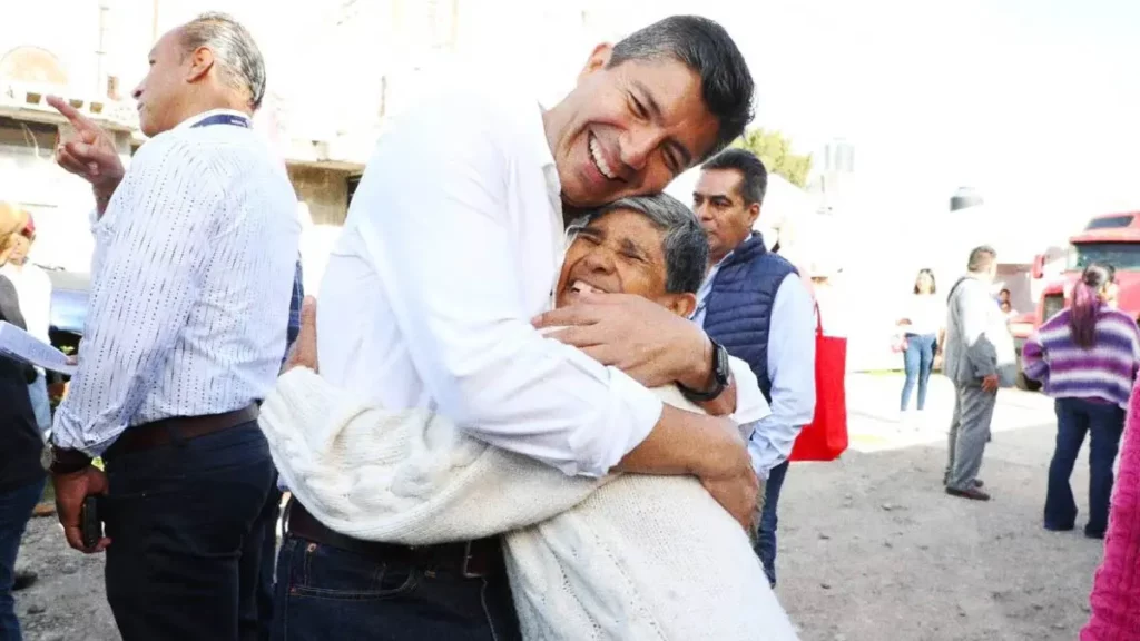 Sin definir su participación, Eduardo Rivera continúa recorriendo Puebla