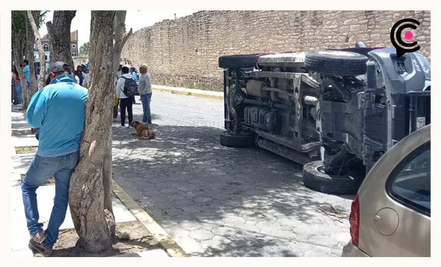En Tecali voltean patrullas para exigir la liberación de un juez de paz tras balacera