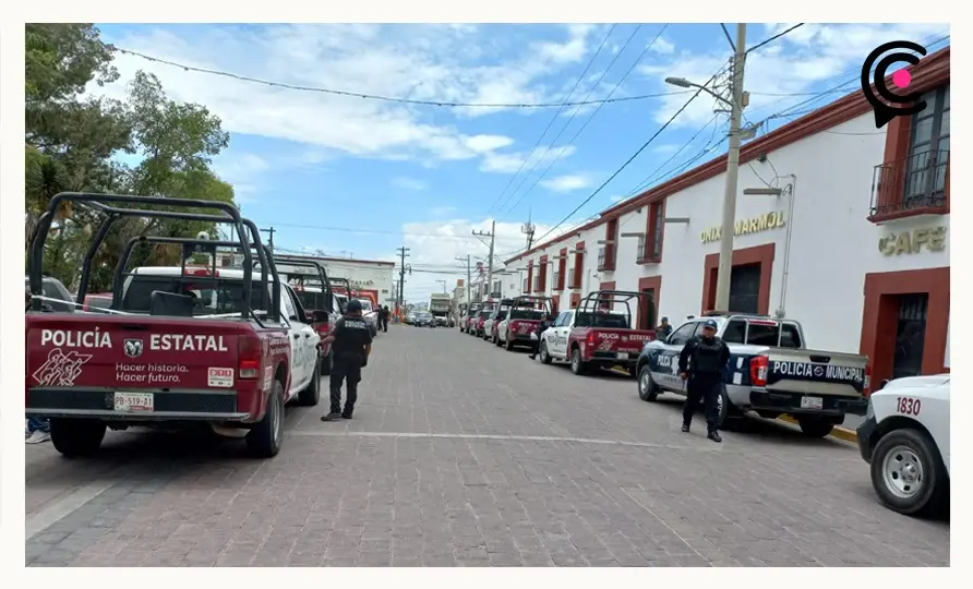 En Tecali voltean patrullas para exigir la liberación de un juez de paz tras balacera