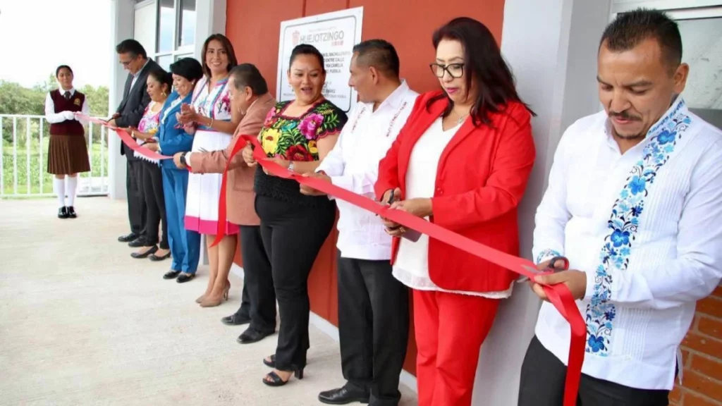 Angélica Alvarado entrega tres nuevas aulas en el bachillerato Héroes del 5 de Mayo en Huejotzingo.