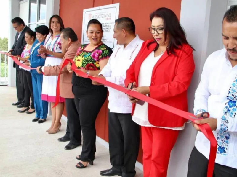 Angélica Alvarado entrega tres nuevas aulas en el bachillerato Héroes del 5 de Mayo en Huejotzingo.