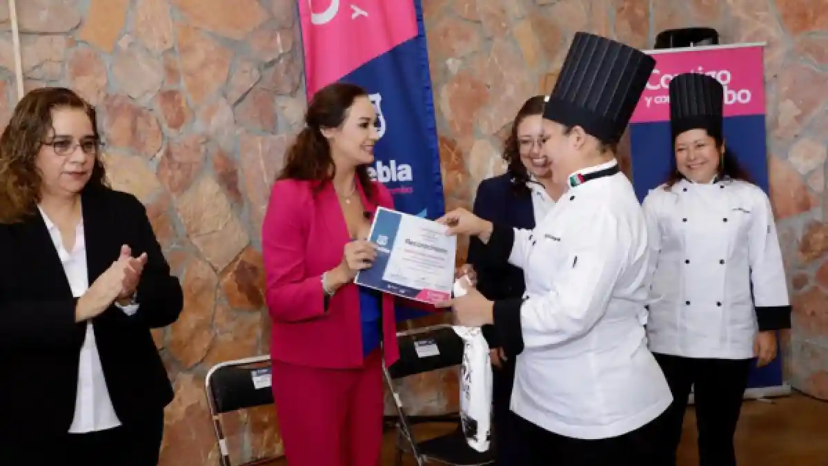 SMDIF Puebla gradúa sexta generación de Gastronomía y Estilismo