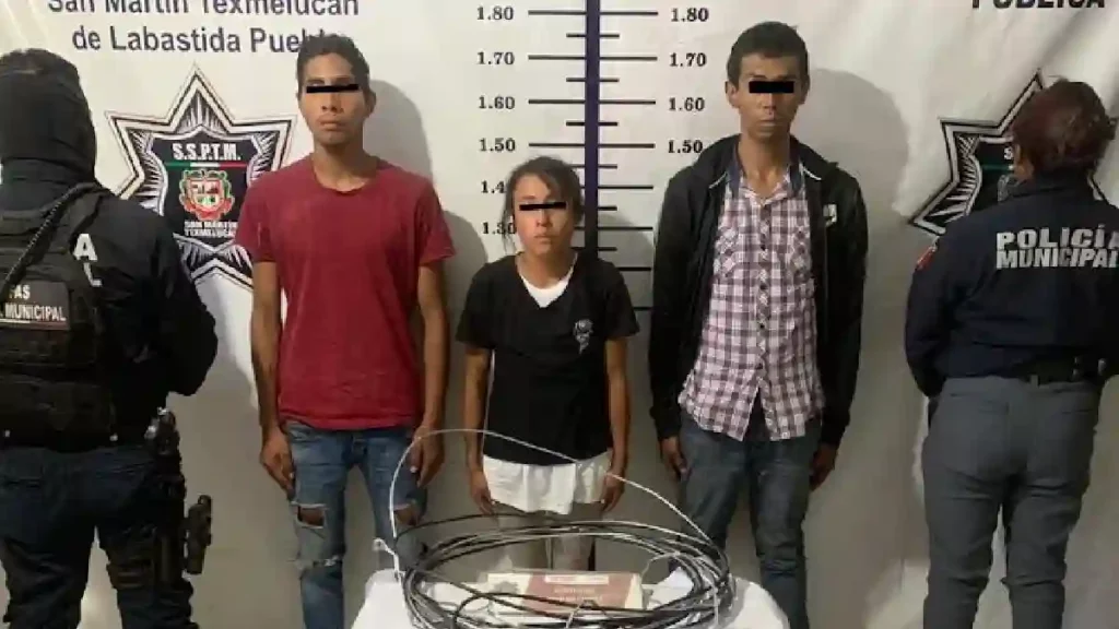 Policías municipales de San Martín Texmelucan detienen a tres personas por presunto robo