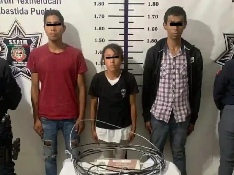 Policías municipales de San Martín Texmelucan detienen a tres personas por presunto robo