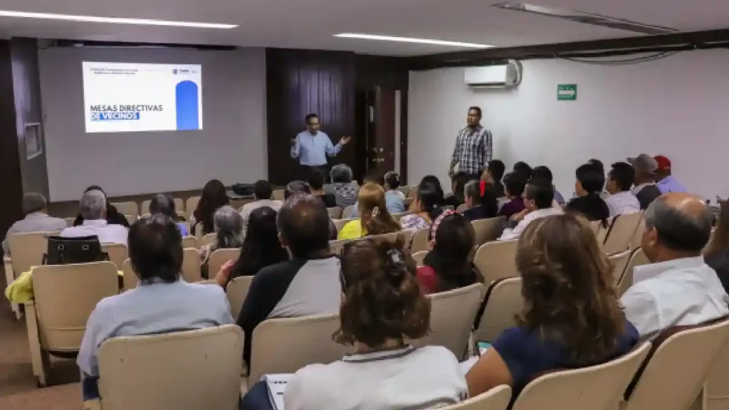 Ayuntamiento de Puebla capacita a vecinas y vecinos de mesas directivas en vinculación institucional