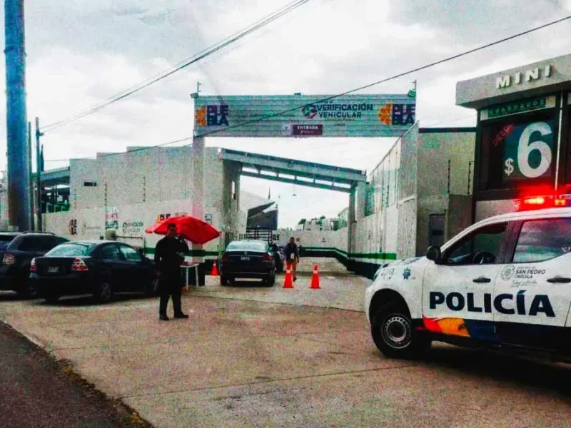 Reportan asalto contra dos automovilistas en la fila del verificentro de Momoxpan