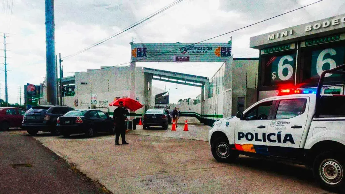 Reportan asalto contra dos automovilistas en la fila del verificentro de Momoxpan