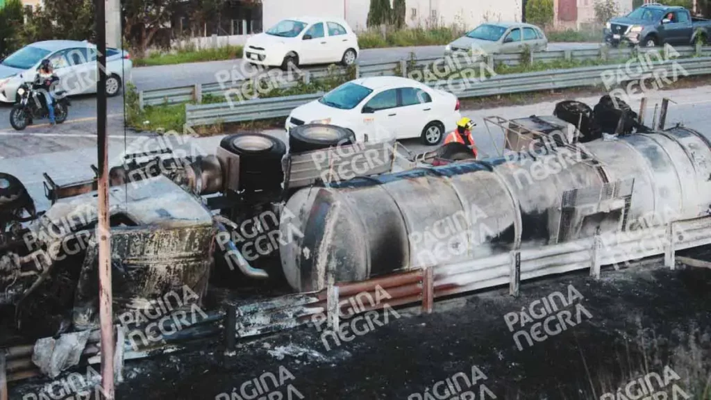 Terrible: pipa vuelca y explota en San Pedro Cholula, el conductor murió