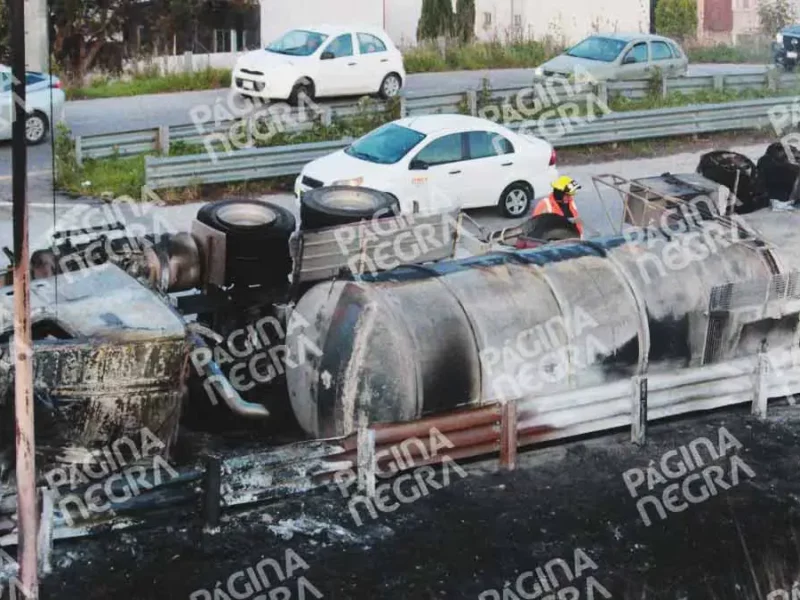 Terrible: pipa vuelca y explota en San Pedro Cholula, el conductor murió