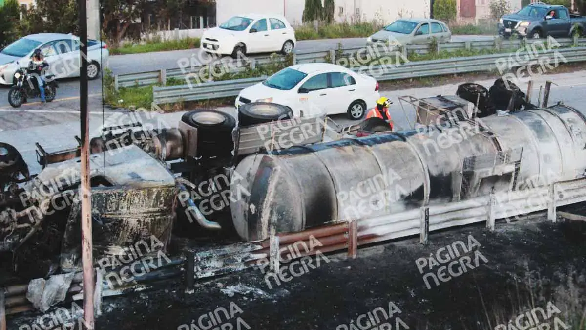 Terrible: pipa vuelca y explota en San Pedro Cholula, el conductor murió