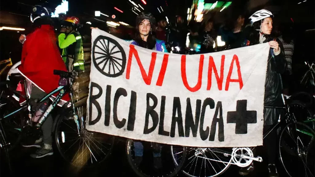 Colocan bicicleta blanca en memoria de los atropellados en el puente de México