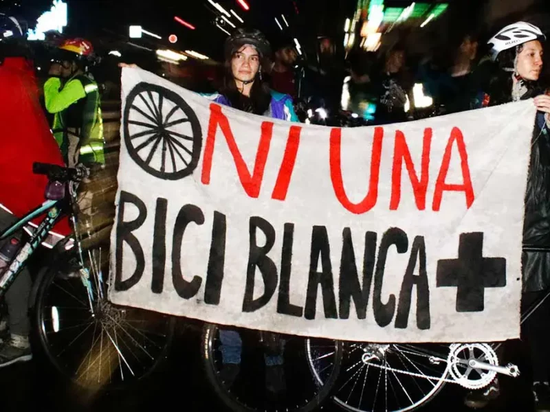 Colocan bicicleta blanca en memoria de los atropellados en el puente de México
