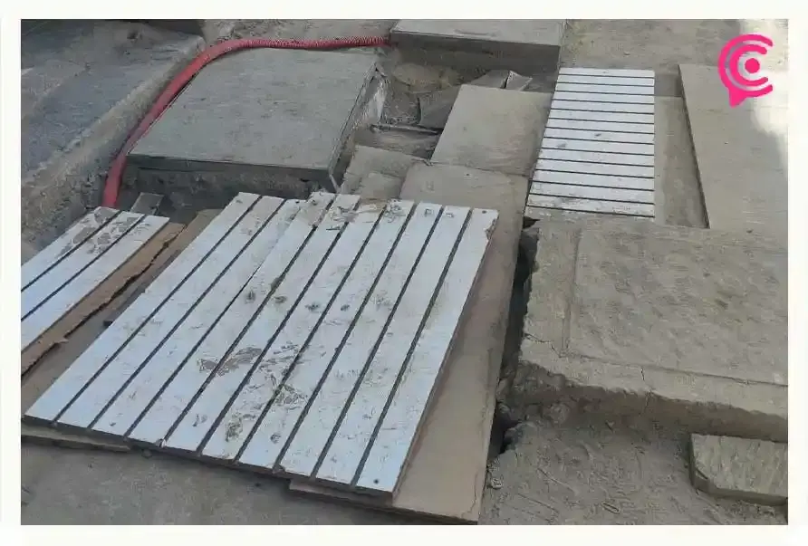 Coladeras y agujeros ponen en riesgo a peatones por obras del Centro de Puebla.