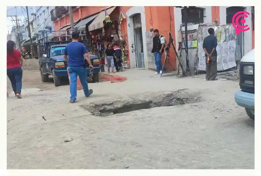 Coladeras y agujeros ponen en riesgo a peatones por obras del Centro de Puebla.