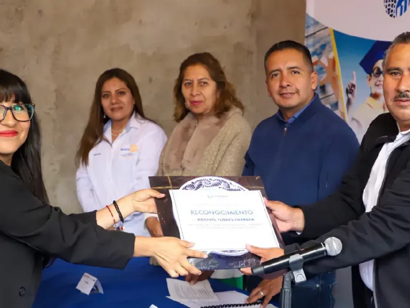 Entrega Mundo Tlatehui reconocimientos a docentes del IEEA, por su contribución para abatir el rezago educativo