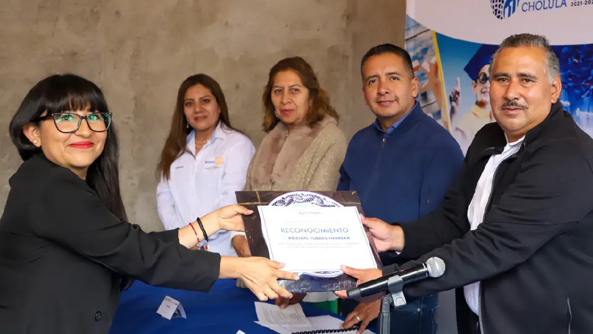 Entrega Mundo Tlatehui reconocimientos a docentes del IEEA, por su contribución para abatir el rezago educativo