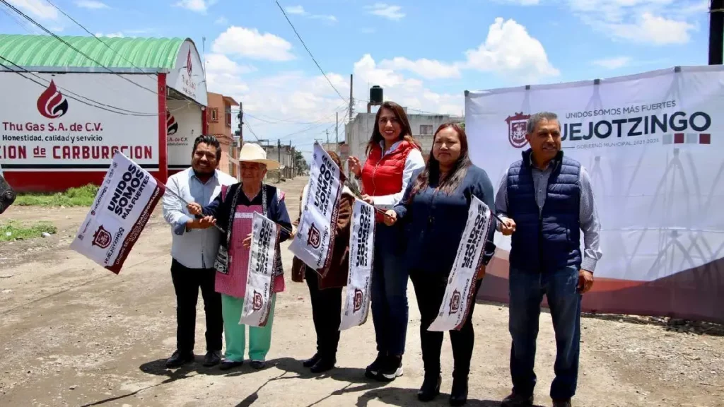 Angélica Alvarado da banderazo de inicio de obra en calle Ángela Peralta en Huejotzingo
