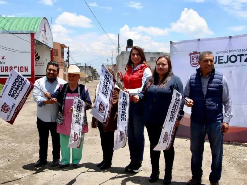 Angélica Alvarado da banderazo de inicio de obra en calle Ángela Peralta en Huejotzingo