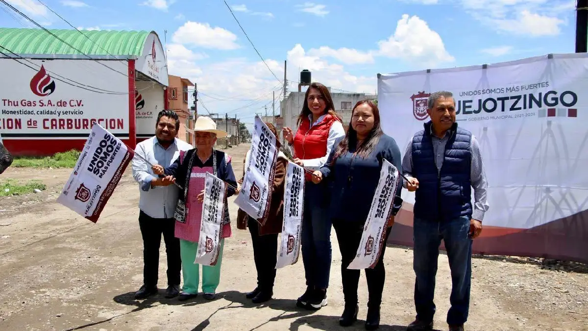 Angélica Alvarado da banderazo de inicio de obra en calle Ángela Peralta en Huejotzingo