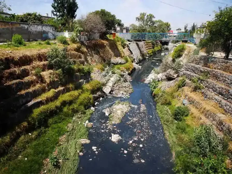 Por descargas contaminantes, retiran a tres empresas textiles del convenio con Medio Ambiente en Puebla.