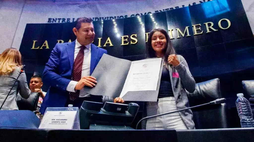 Senado reconoce a Gabriela “La Bonita” Sánchez por su título CMB.