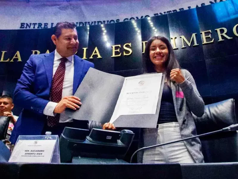 Senado reconoce a Gabriela “La Bonita” Sánchez por su título CMB.