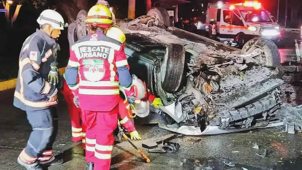 Cruz roja atiende dos percances vehiculares en distintos puntos de Puebla capital