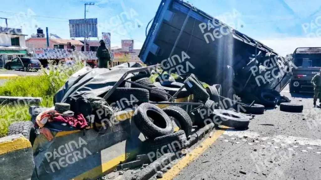 Camión de la Sedena se vuelca; soldado resulta herido