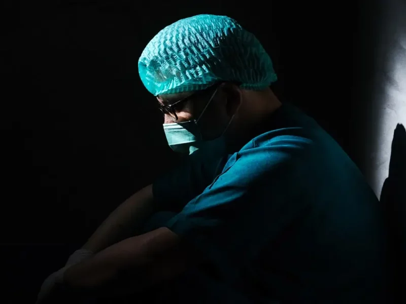 Juez exoneró a médico “responsable” la muerte de una paciente hace 13 años en Puebla.
