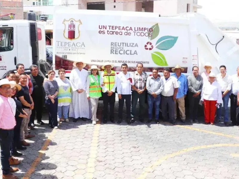 Entrega Gobierno Municipal de Tepeaca camión recolector de basura a Santiago Acatlán