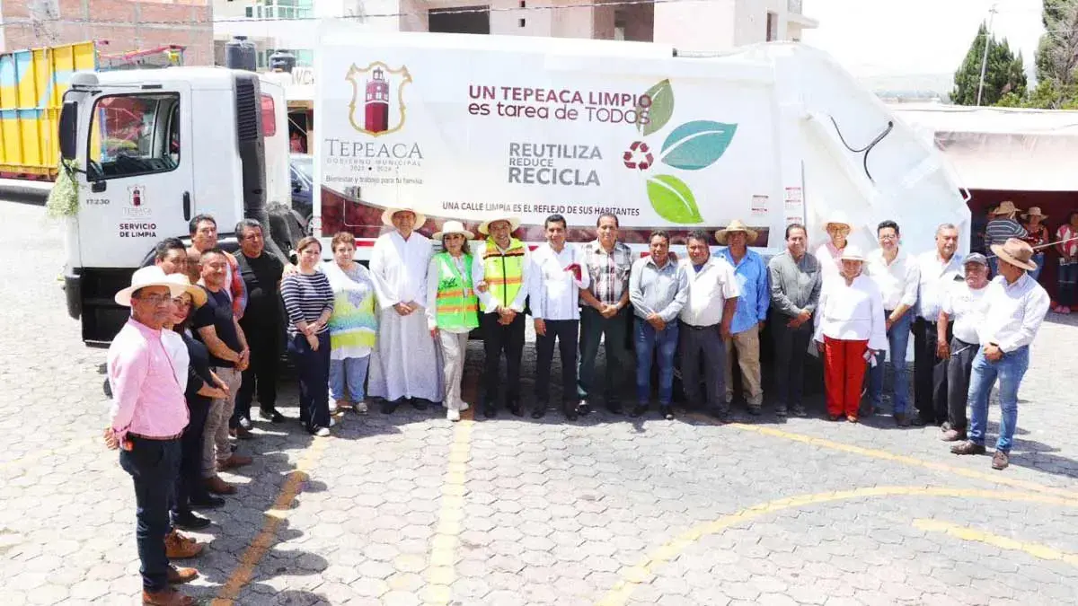 Entrega Gobierno Municipal de Tepeaca camión recolector de basura a Santiago Acatlán