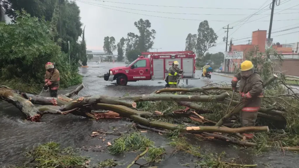Seguridad Pública de Atlixco atiende diferentes eventos por causa de fuertes vientos y lluvia.