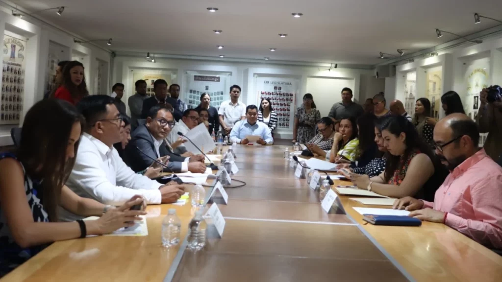 Comisiones del Congreso aprueban exhorto para que señalética institucional tenga traducción en leguas originarias.