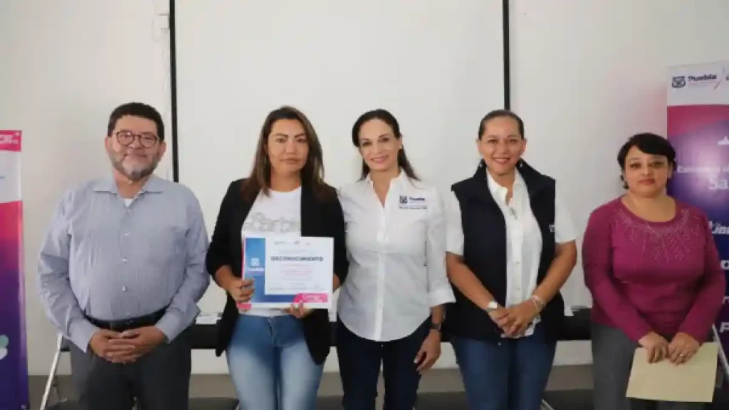 SMDIF Puebla entregó certificados de capacitación a familiares y cuidadores de menores con autismo