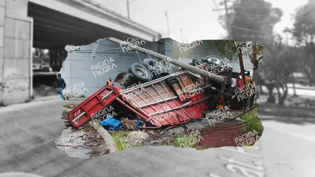 Tractocamión volcó y cayó varios metros del Periférico de Puebla 