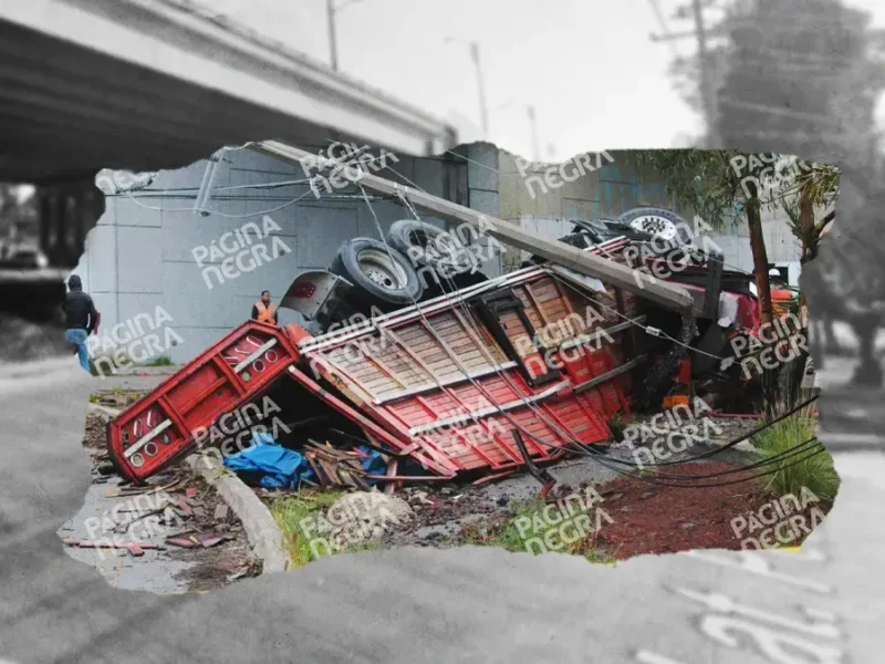 Tractocamión volcó y cayó varios metros del Periférico de Puebla 